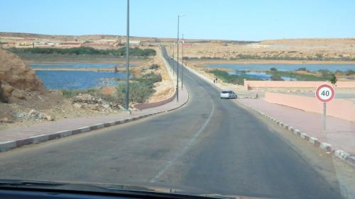 Puente sobre el río Saguia el Hamra. Al fondo cuartel Legión de Sidi Buya