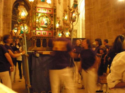 Preparación de la procesión de los faroles en la girola de la catedral