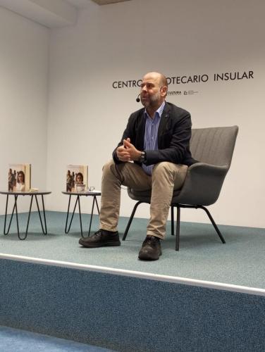 4 DE FEBRERO DE 2026<br>Presentación en Fuerteventura LO QUE NO PUDO SER en Centro Bibliotecario Insular